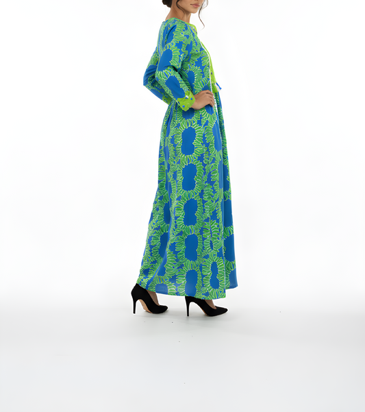 جلابيات زرقاء وخضراء مزينة بنقوش زهرية وتفاصيل شرابة وجيوب جانبية