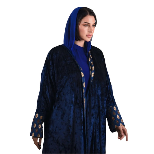 عباية مخملية زرقاء داكنة مزينة بتطريز ذهبي وفستان داخلي