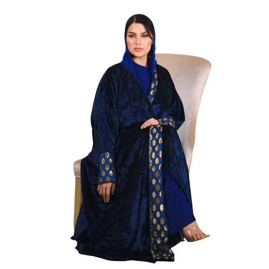 عباية مخملية زرقاء داكنة مزينة بتطريز ذهبي وفستان داخلي