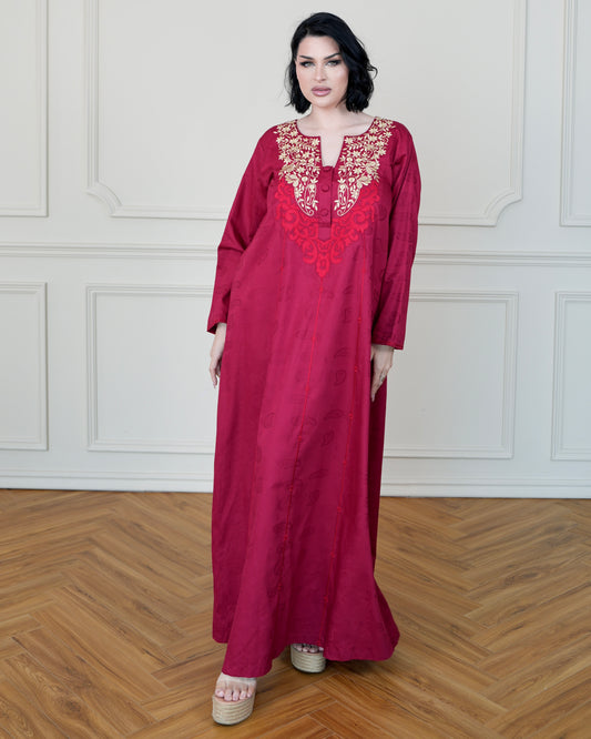 جلابيات بورغندية منقوشة بتفاصيل زهرية بيج في الأمام