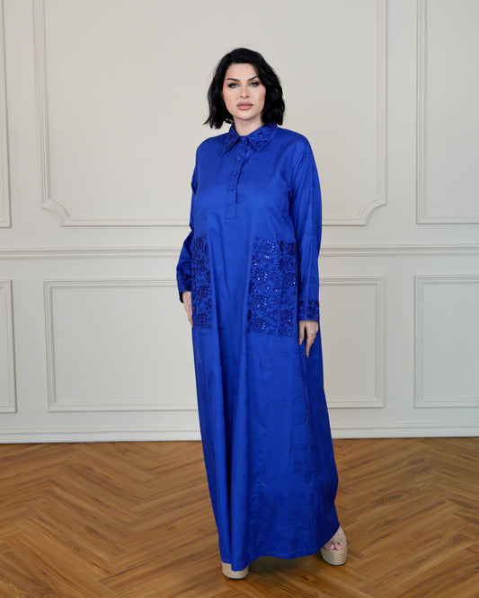جلابية زرقاء ملكية منقوشة بياقة وجيوب مطرزة