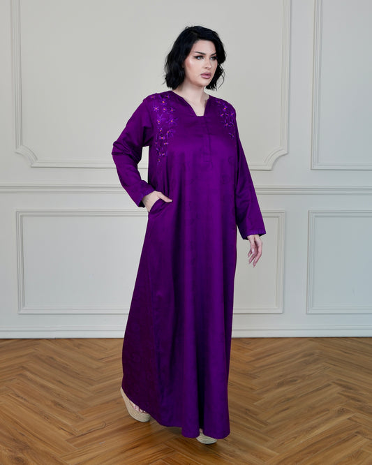 جلابيات أرجوانية داكنة منقوشة بتطريزات زهرية