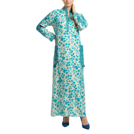 جلابية فيروزية مزينة بنقوش زهرية وتفاصيل مطرزة وجيوب مزينة بشرابات