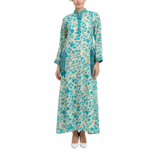 جلابية فيروزية مزينة بنقوش زهرية وتفاصيل مطرزة وجيوب مزينة بشرابات