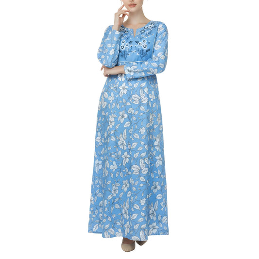 جلابيات زرقاء فاتحة مزينة بنقوش زهرية، مع تطريز أمامي وجيوب جانبية.