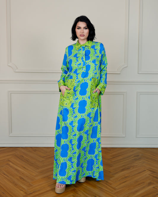 جلابية زرقاء وخضراء منقوشة بياقة وجيوب مطرزة