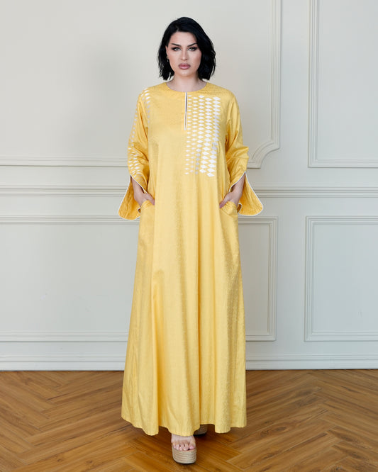 جلابيات صفراء منقوشة بتطريز أبيض وجيوب جانبية
