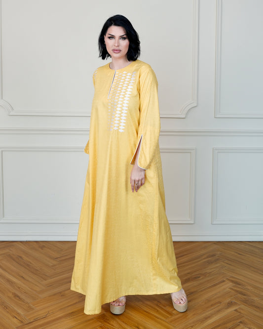 جلابيات صفراء منقوشة بتطريز أبيض وجيوب جانبية