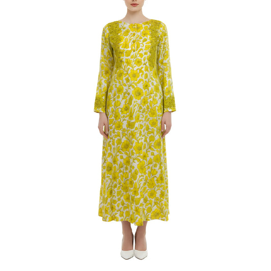 جلابية مزينة بنقوش زهرية مطرزة يدوياً في الأمام والأكمام، مع جيوب جانبية.