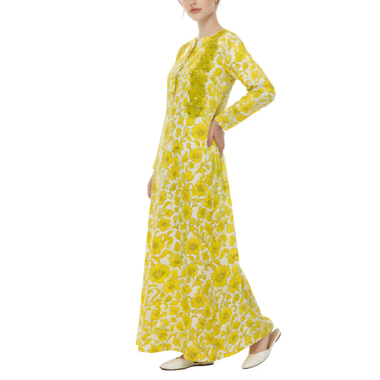 جلابية مزينة بنقوش زهرية مطرزة يدوياً في الأمام والأكمام، مع جيوب جانبية.