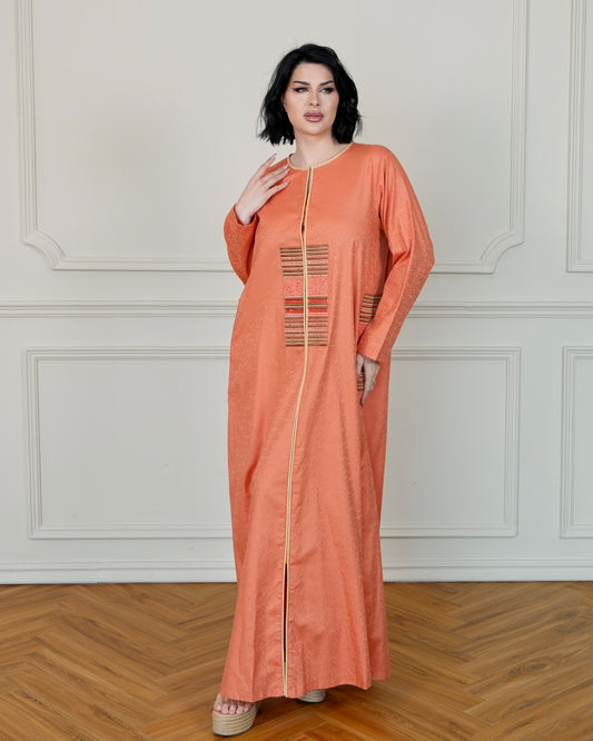 جلابيات منقوشة بتصاميم تطريز في الجيوب الأمامية والجانبية