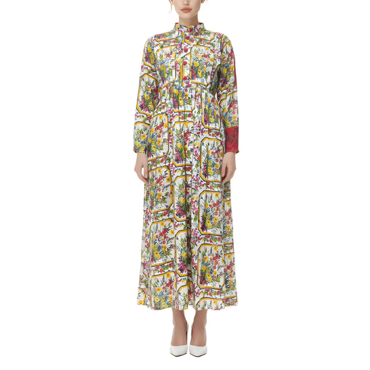 جلابية مزخرفة بالزهور بياقة صينية مع تطريزات حمراء على الكم الأيسر، وجيوب جانبية.