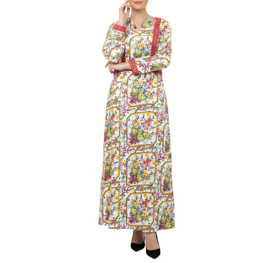 جلابية مزينة بنقوش زهرية وتطريزات حمراء في الأمام والأكمام، مع جيوب أمامية.