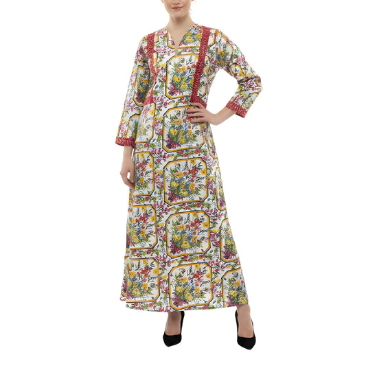 جلابية مزينة بنقوش زهرية وتطريزات حمراء في الأمام والأكمام، مع جيوب أمامية.