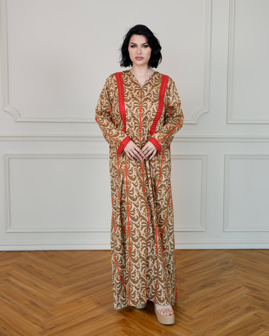 جلابية منقوشة بتطريزات حمراء في الأمام والأكمام، مع جيوب أمامية.