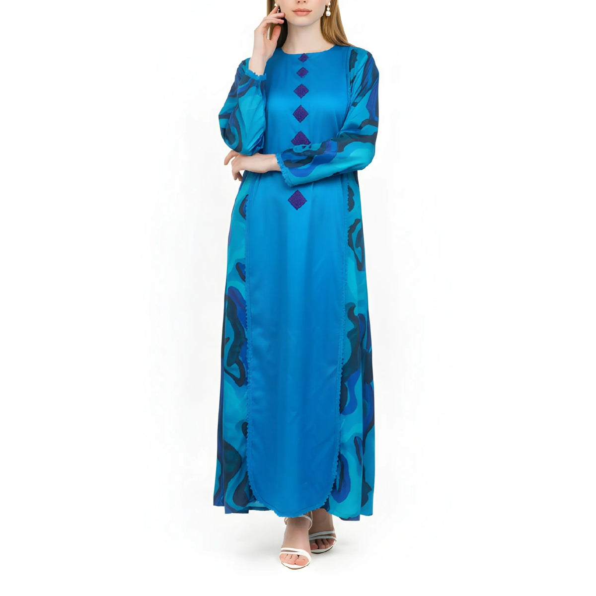 جلابيات مطبوعة بتصاميم من الدانتيل والتطريز اليدوي، مع جيوب جانبية.