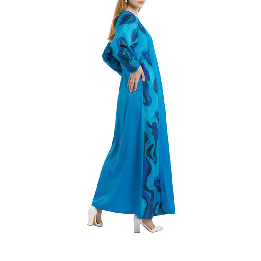 جلابيات مطبوعة بتصاميم من الدانتيل والتطريز اليدوي، مع جيوب جانبية.