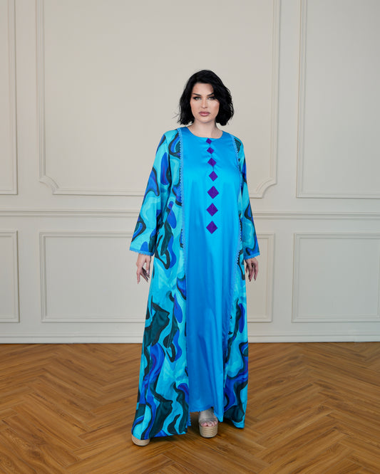 جلابيات مطبوعة بتصاميم من الدانتيل والتطريز اليدوي، مع جيوب جانبية.