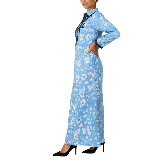 جلابية منقوشة بياقة، بتطريز بيج في الأمام والأكمام، مع جيوب جانبية