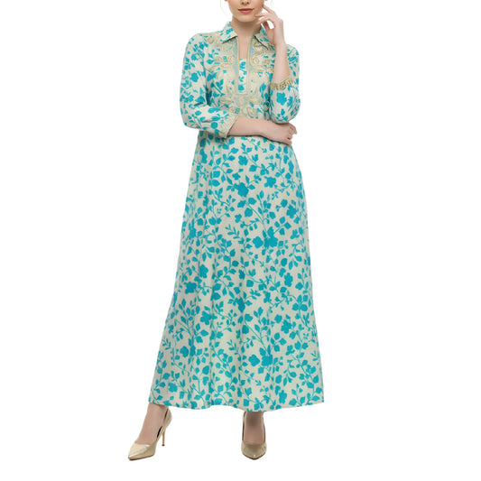 جلابية منقوشة بياقة، بتطريز أسود في الأمام والأكمام، مع جيوب جانبية