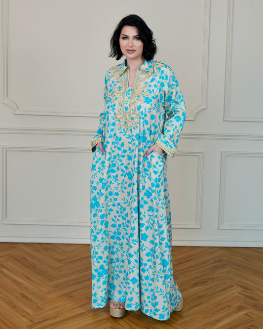 جلابية منقوشة بياقة، بتطريز أسود في الأمام والأكمام، مع جيوب جانبية