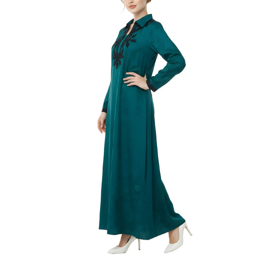 جلابية منقوشة بياقة وتفاصيل تطريز سوداء