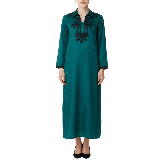 جلابية منقوشة بياقة وتفاصيل تطريز سوداء