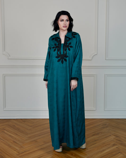 جلابية منقوشة بياقة وتفاصيل تطريز سوداء