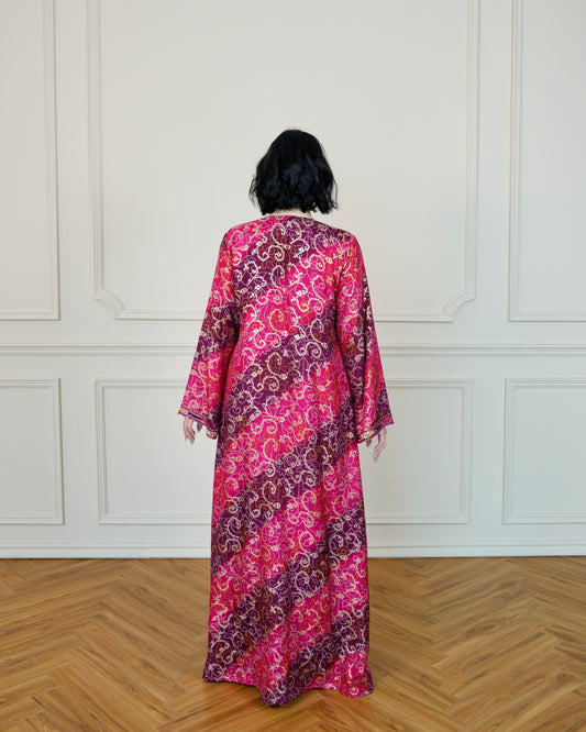 جلابية متعددة الألوان بتطريز يدوي ذهبي كثيف في الأمام