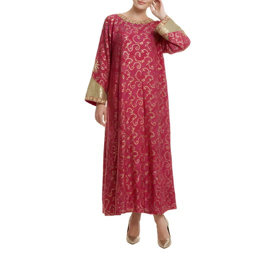 جلابيات منقوشة بتطريزات ذهبية على خط العنق والأكمام