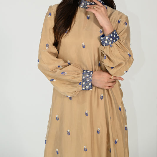 Luxury Kaftan with Embroidery Details on the Collar and Wrist Area, in a Bare-Back Design - in Light Brown Color